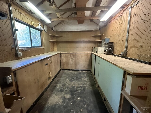 2223 Glenwood Rd, Kamiah, ID 83536 - interior space with a workshop area
