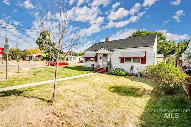 view of front facade with a front lawn