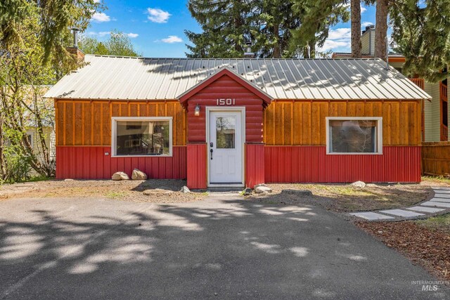 1501 Roosevelt Ave, Mccall, ID 83638 - rustic home with metal roof