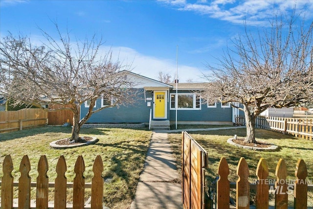 view of front facade with a front yard