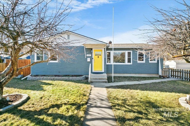 view of front of house featuring a front lawn