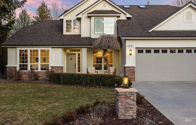 view of front of property featuring a yard