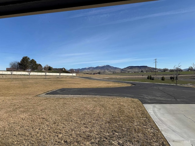 view of yard featuring a mountain view