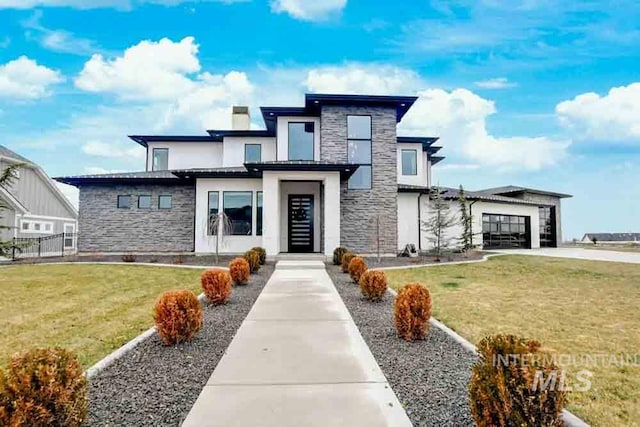 view of front of house featuring a front lawn