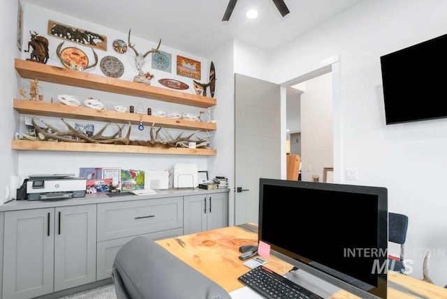 bar featuring ceiling fan and gray cabinetry