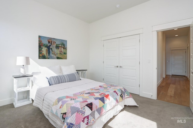 bedroom with baseboards, a closet, and carpet floors