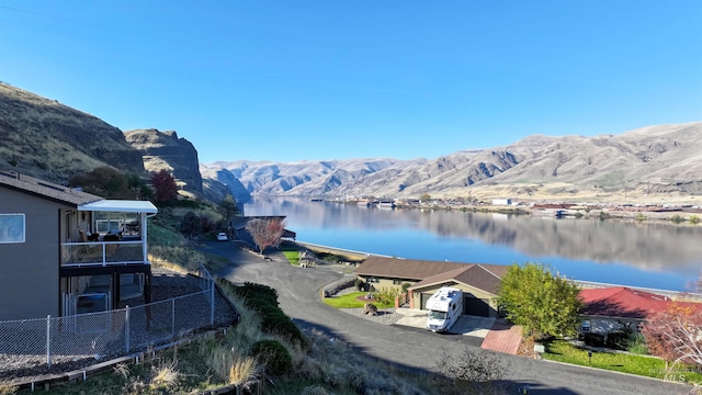 water view with a mountain view