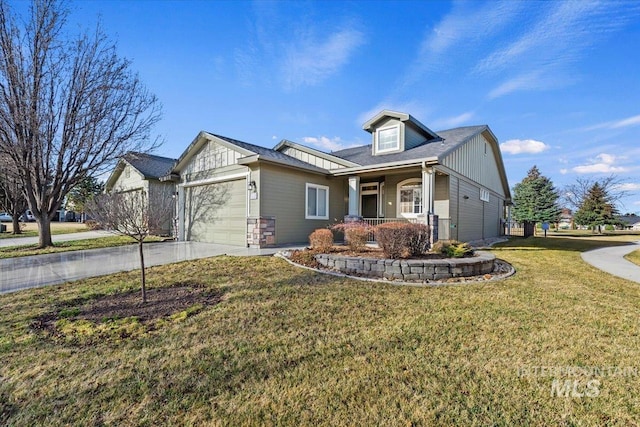 view of front of property with a front lawn, a garage, and driveway