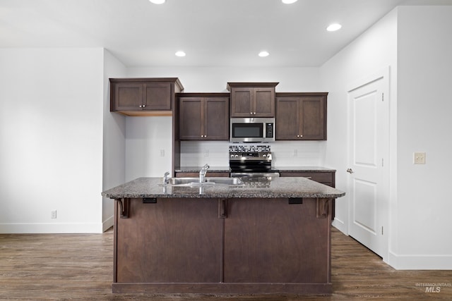 2928 W Los Flores Dr, Meridian, ID 83646 - kitchen featuring stainless steel appliances, a sink, baseboards, a kitchen bar, and recessed lighting