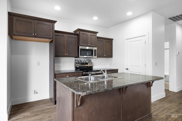 2928 W Los Flores Dr, Meridian, ID 83646 - kitchen featuring stainless steel appliances, a sink, baseboards, dark wood finished floors, and recessed lighting