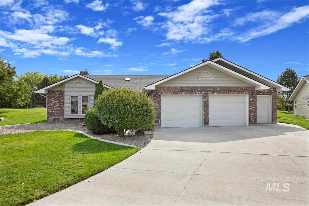 124 Doral Dr, Jerome, ID 83338 - single story home with a garage and a front lawn