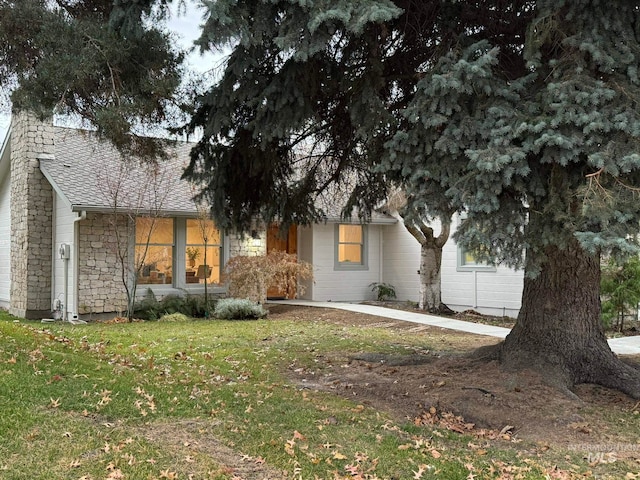 view of front of property featuring a front yard