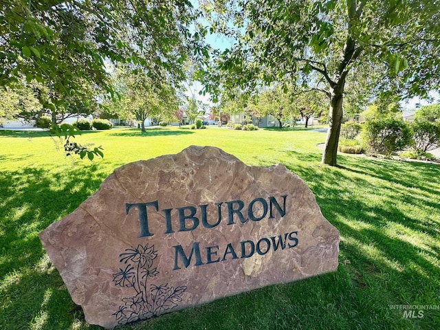 community sign with a lawn