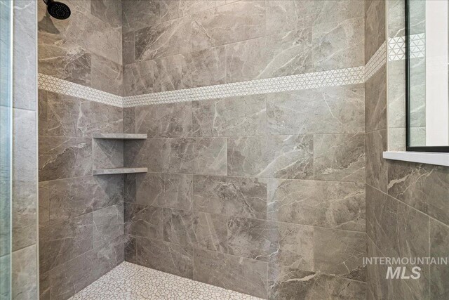 bathroom featuring tiled shower