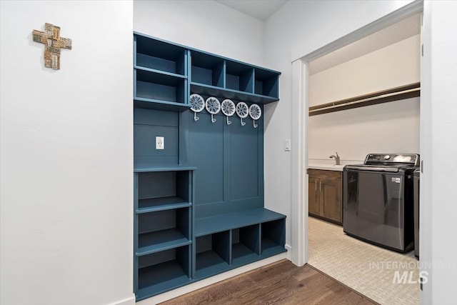 mudroom featuring dark wood-style floors, a sink, and washer / dryer