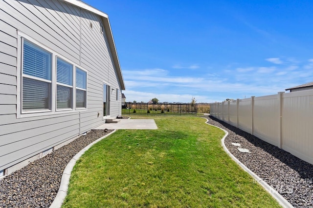 view of yard featuring a patio area