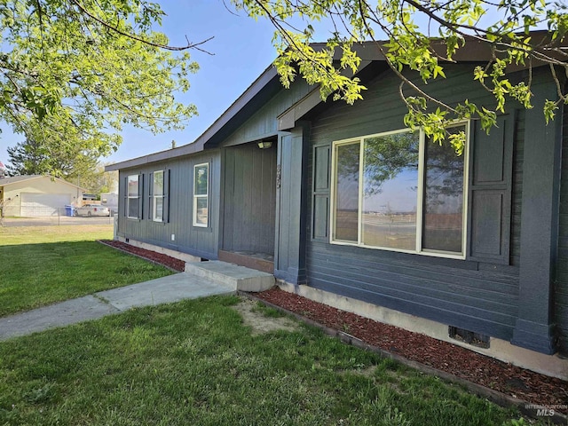 view of front facade featuring a front yard