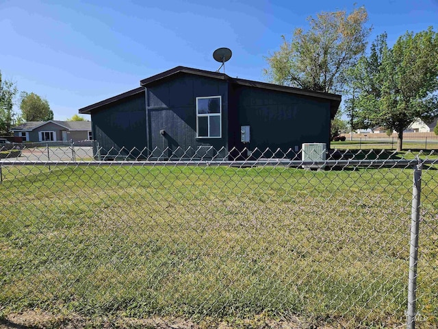 exterior space featuring a lawn