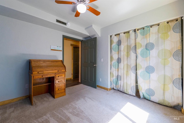 bedroom with carpet flooring, baseboards, visible vents, and ceiling fan