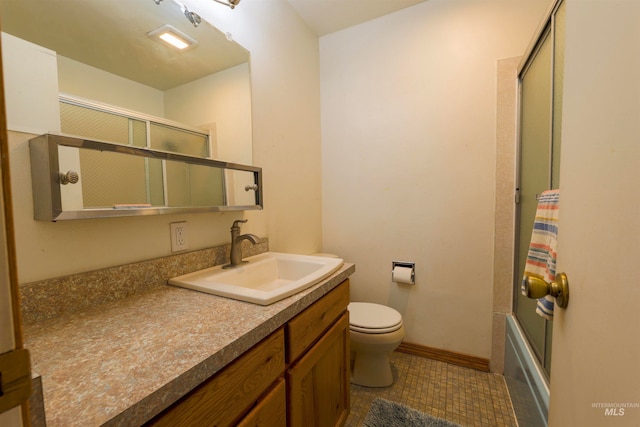 bathroom featuring enclosed tub / shower combo, baseboards, toilet, and vanity