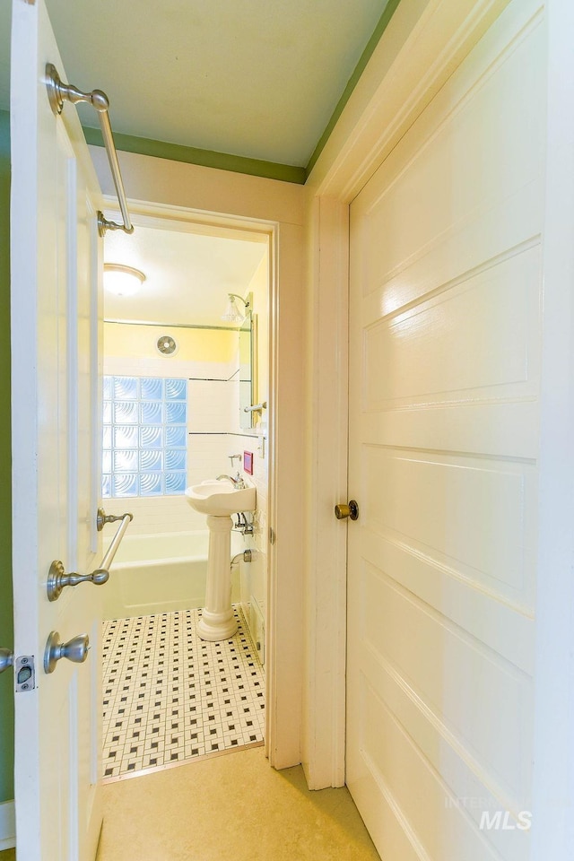 512 N Lincoln St, Moscow, ID 83843 - bathroom featuring tub / shower combination