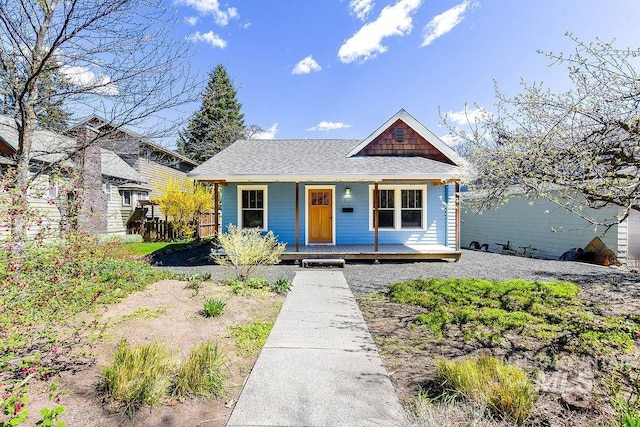 512 N Lincoln St, Moscow, ID 83843 - bungalow-style home featuring roof with shingles, a porch, and fence