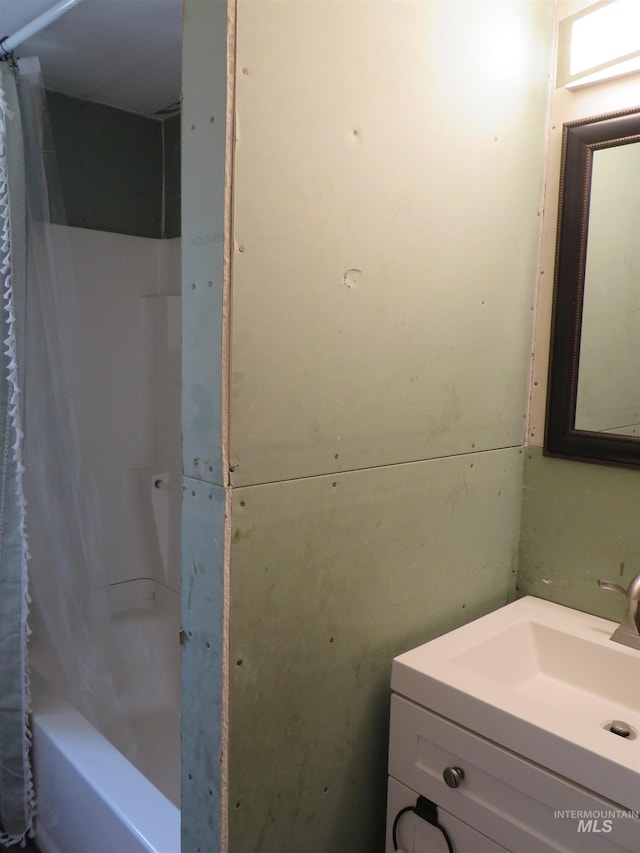 937 Indianhead Rd, Weiser, ID 83672 - bathroom featuring vanity and shower / tub combo with curtain