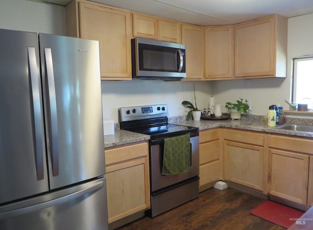 937 Indianhead Rd, Weiser, ID 83672 - kitchen with appliances with stainless steel finishes, light brown cabinetry, and a sink