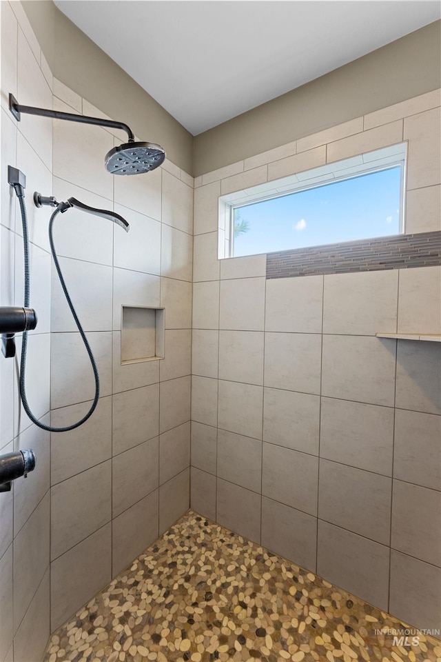 bathroom featuring tiled shower