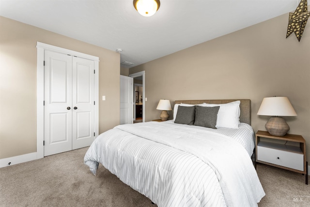 bedroom featuring carpet flooring and a closet