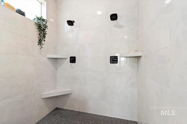 bathroom featuring tiled shower