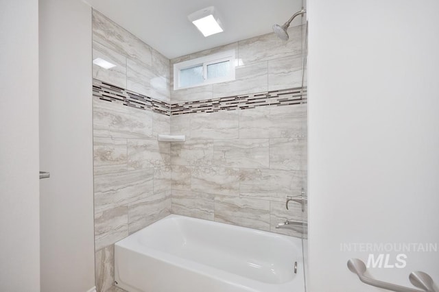 bathroom featuring tiled shower / bath combo