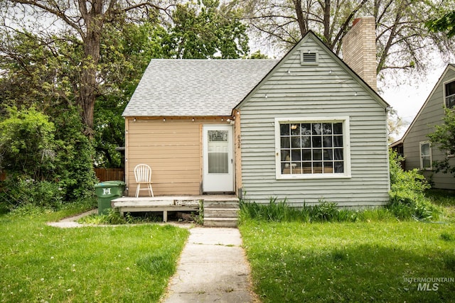 view of front of property featuring a front lawn