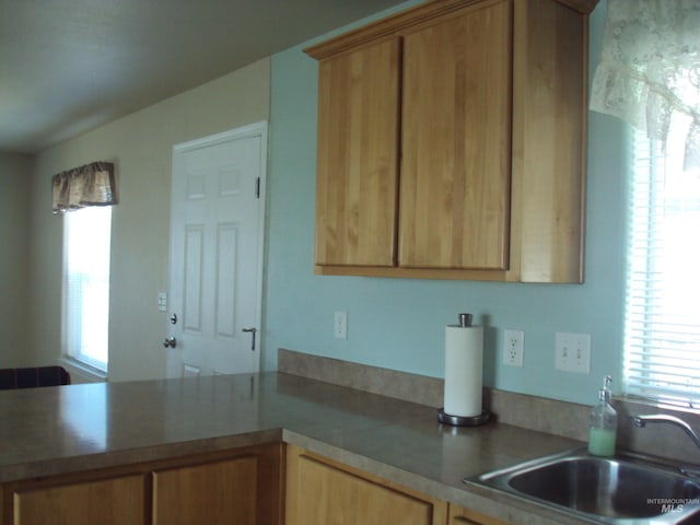 908 Pine St, Lewiston, ID 83501 - kitchen featuring a sink, plenty of natural light, a peninsula, and light countertops