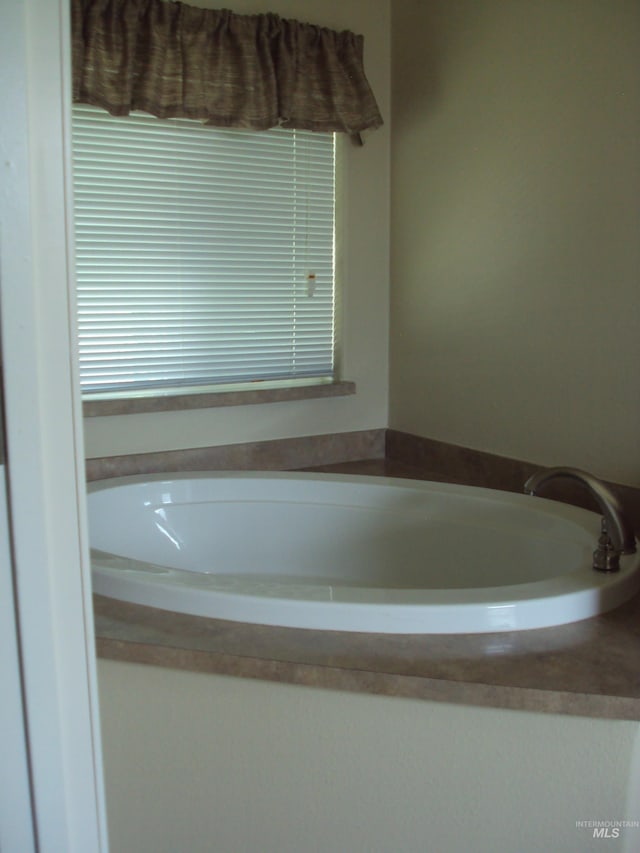908 Pine St, Lewiston, ID 83501 - full bath featuring a garden tub