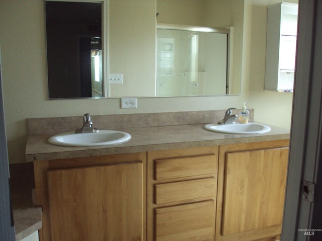 908 Pine St, Lewiston, ID 83501 - full bath with double vanity