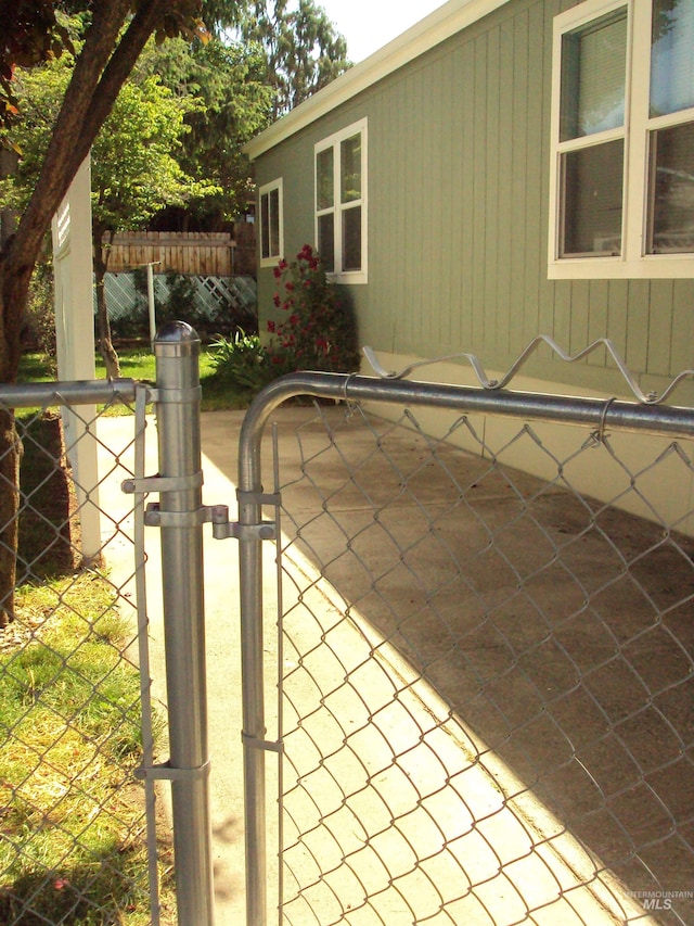 908 Pine St, Lewiston, ID 83501 - view of patio / terrace with a gate
