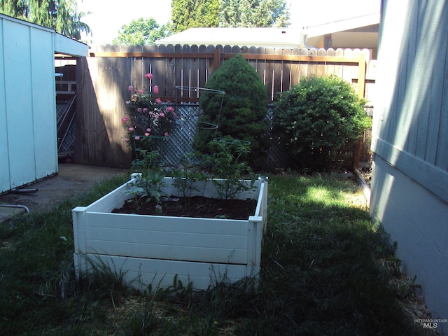 908 Pine St, Lewiston, ID 83501 - view of yard featuring a vegetable garden