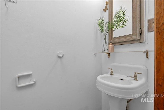 bathroom featuring a sink