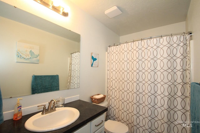 full bath with vanity, toilet, and a shower with curtain