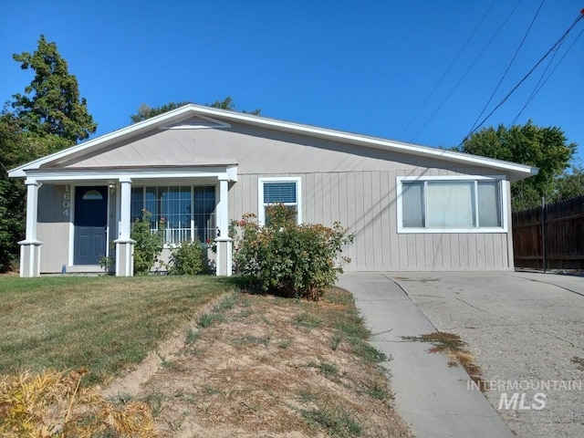 view of front of property featuring a front yard and fence