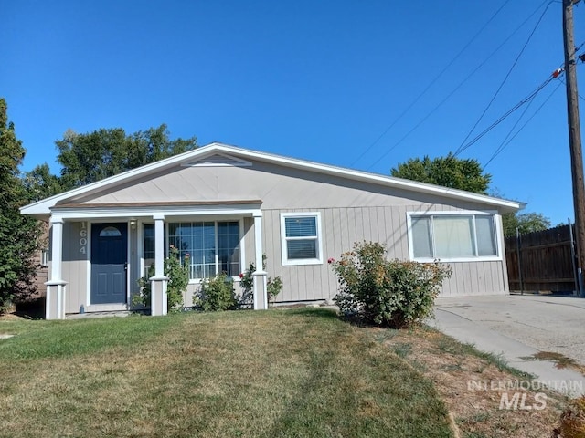 view of front of property featuring a front yard and fence