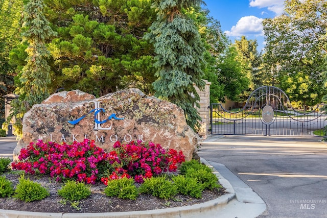 731 E Eaglewoods Ln, Eagle, ID 83616 - community / neighborhood sign featuring a gate