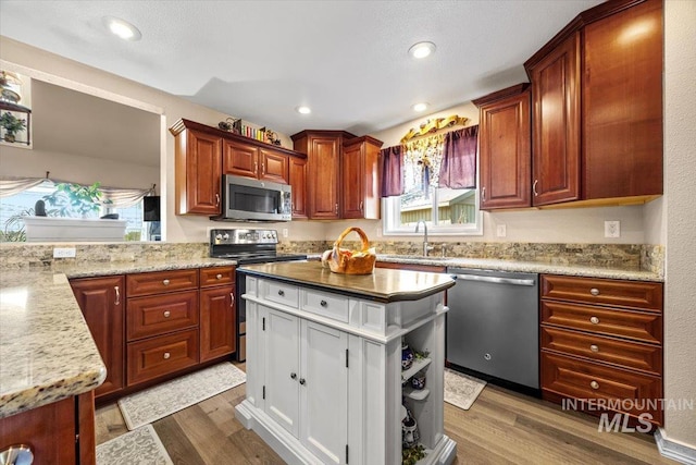 kitchen with a sink, recessed lighting, stainless steel appliances, and dark wood-style flooring