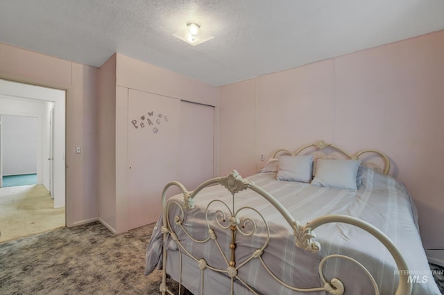 420 E 3rd St, Shoshone, ID 83352 - bedroom with carpet, a closet, and a textured ceiling