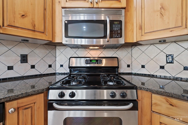 3993 N Heritage View Ave, Meridian, ID 83646 - kitchen with appliances with stainless steel finishes and decorative backsplash