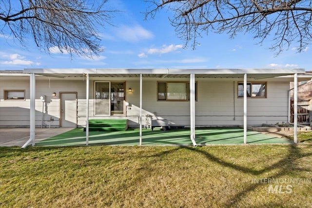 view of front of property with a front lawn