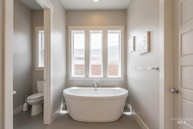2522 N Foudy Ave, Eagle, ID 83616 - bathroom featuring a soaking tub, baseboards, and toilet