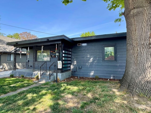 23212NDAVEN 2nd Ave N, Lewiston, ID 83501 - ranch-style house with a porch and a front yard