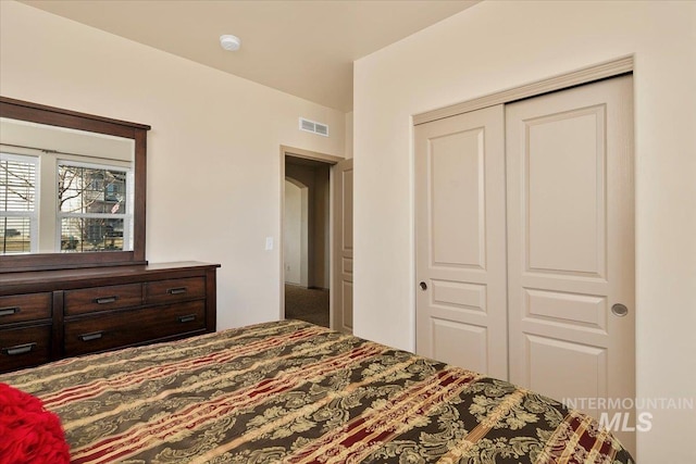 bedroom featuring arched walkways, visible vents, and a closet